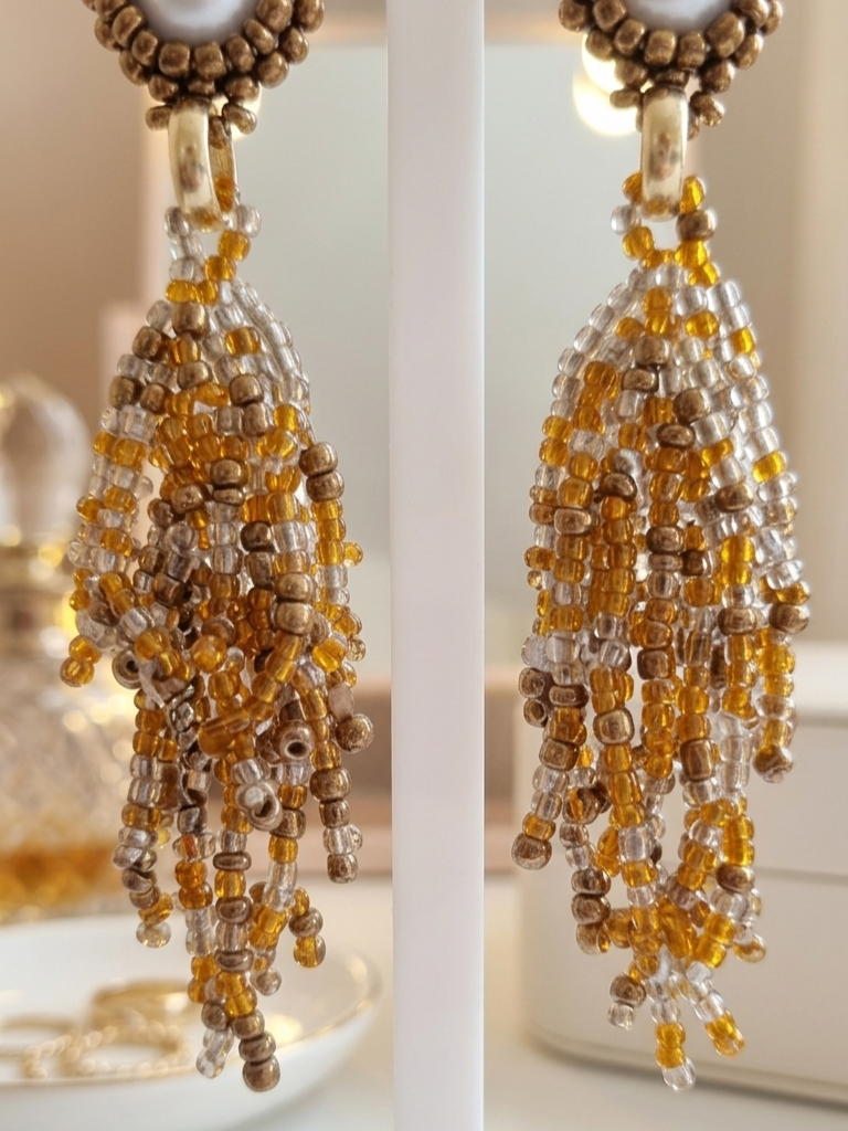 Pendientes de perlas estilo coral.