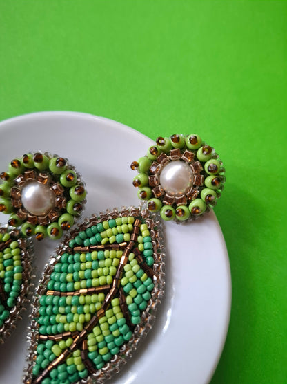 Pendientes de hojas verdes