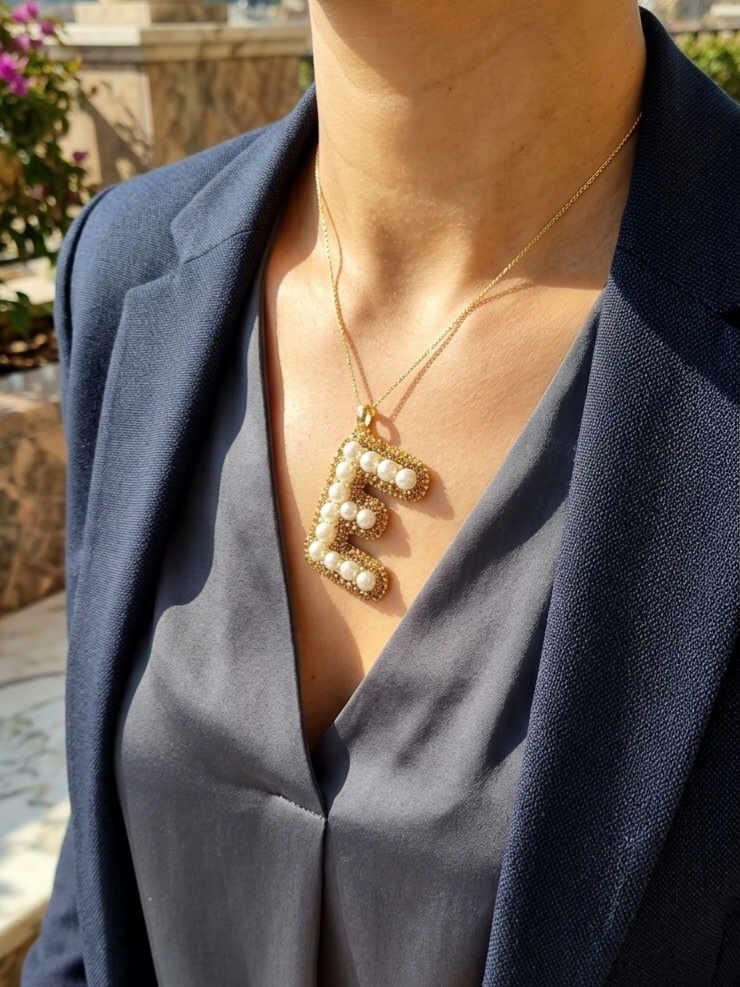 Collar con colgante de inicial personalizada "E" de Pearls.