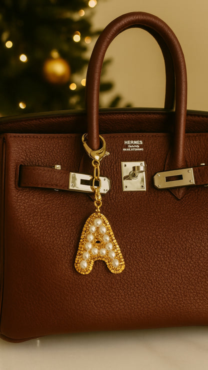 Colgante para bolso personalizado con la inicial "A" de perlas