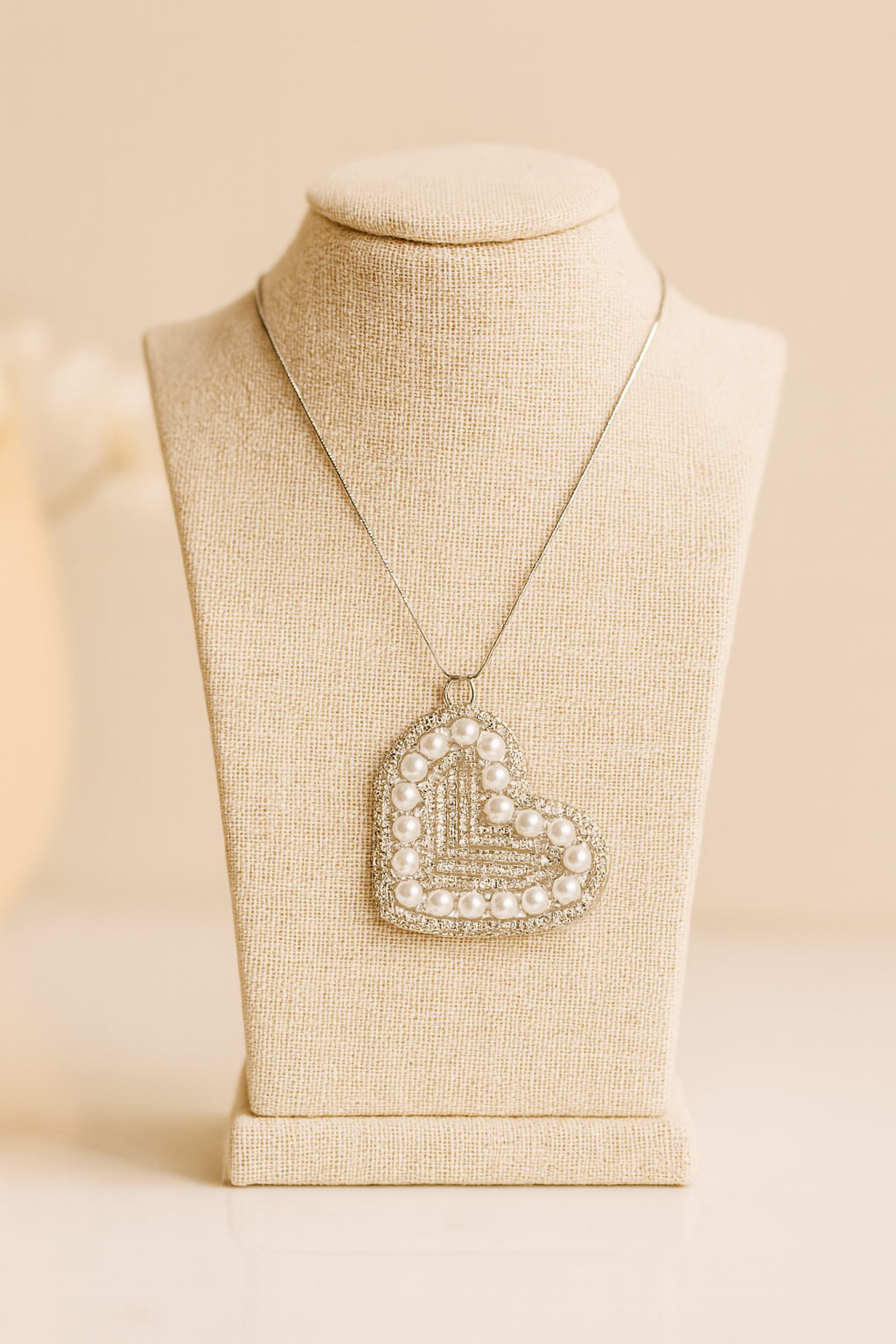 Collar con colgante de corazón de Angela