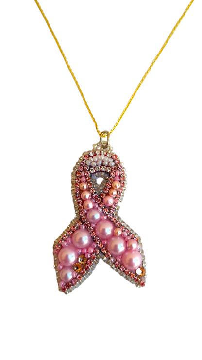 Collar con colgante de lazo rosa.
